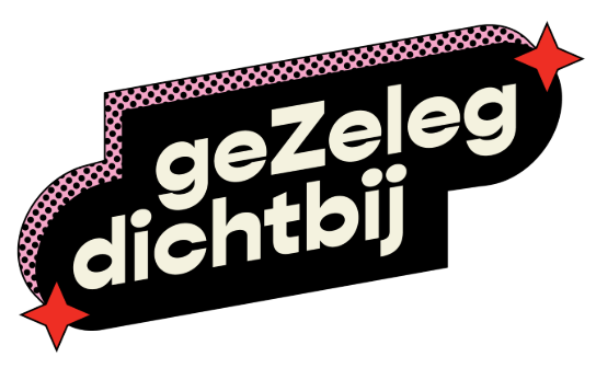 Tekst "geZeleg dichtbij" in grote witte letters met een roze gestippelde lijn en twee rode sterren op zwarte achtergrond. (vergroot foto)